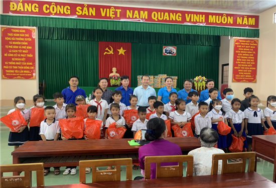 Hội Cựu chiến binh Khối Các cơ quan và Doanh nghiệp trao tặng 110 phần quà tại xã Hiếu Trung, huyện Tiểu Cần
